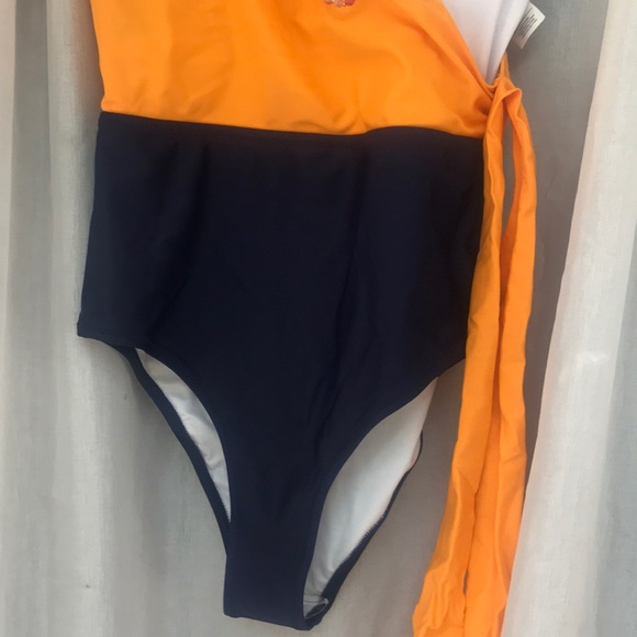 Cupshe swimsuit - Picture 3 of 6